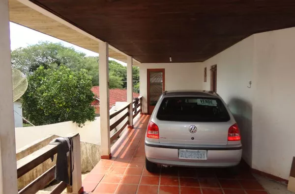 Subsolo em alvenaria, contendo 2 quartos, sala, cozinha, copa, wc, lavanderia e garagem para 01 carro. Obs: Garagem e quintal uso em conjunto. Entrada Individual. - Foto 4