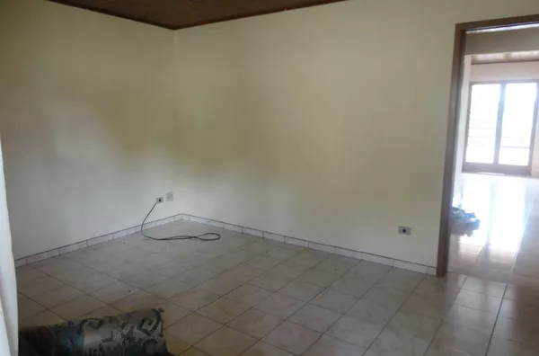 Subsolo em alvenaria, contendo 2 quartos, sala, cozinha, copa, wc, lavanderia e garagem para 01 carro. Obs: Garagem e quintal uso em conjunto. Entrada Individual. - Foto 5