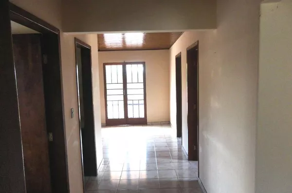 Subsolo em alvenaria, contendo 2 quartos, sala, cozinha, copa, wc, lavanderia e garagem para 01 carro. Obs: Garagem e quintal uso em conjunto. Entrada Individual. - Foto 6