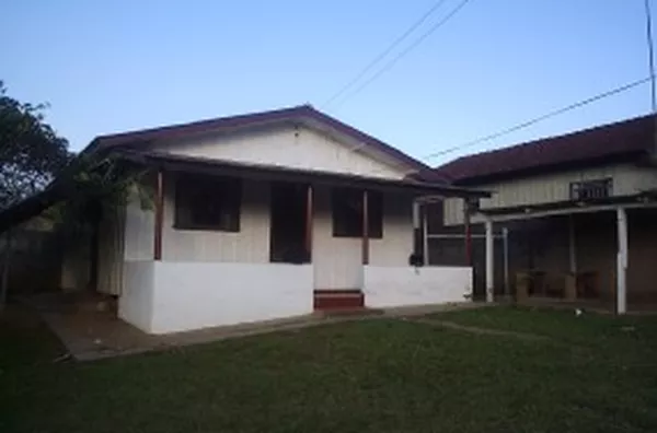 Uma casa em madeira, contendo 02 quartos, sala, cozinha, wc, entrada para carro. - Foto 3