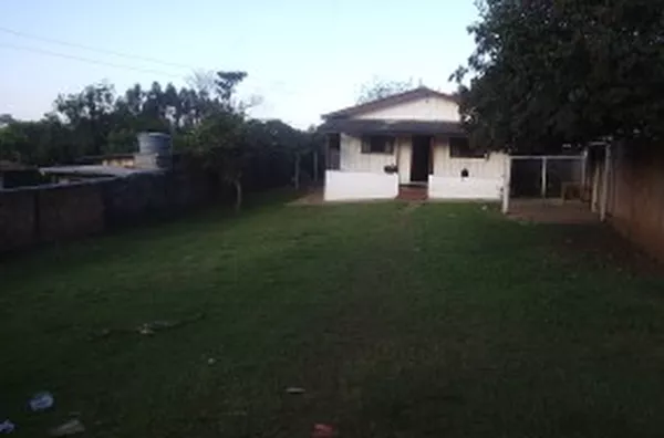 Uma casa em madeira, contendo 02 quartos, sala, cozinha, wc, entrada para carro. - Foto 4