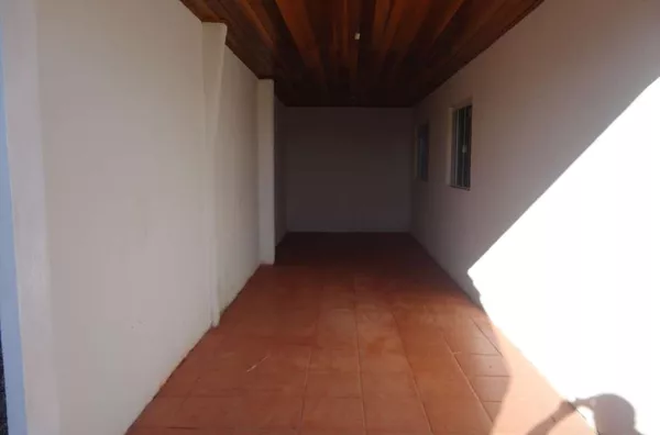 Casa em alvenaria contendo 02 quartos, 02 suítes, sala de visita, sala de jantar, cozinha, 01 wc social, garagem para 02 carros e lavanderia - Foto 2