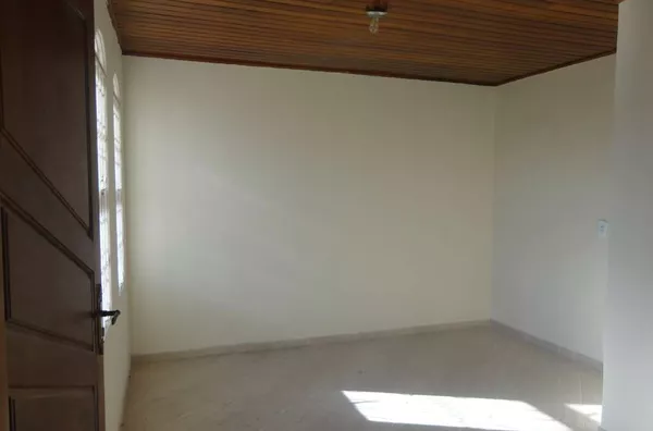 Casa em alvenaria contendo 02 quartos, 02 suítes, sala de visita, sala de jantar, cozinha, 01 wc social, garagem para 02 carros e lavanderia - Foto 3