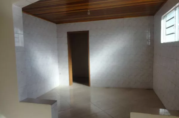 Casa em alvenaria contendo 02 quartos, 02 suítes, sala de visita, sala de jantar, cozinha, 01 wc social, garagem para 02 carros e lavanderia - Foto 4
