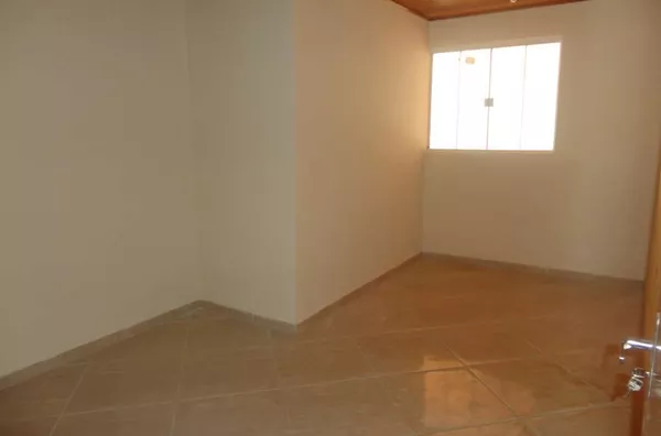 Casa em alvenaria contendo 02 quartos, 02 suítes, sala de visita, sala de jantar, cozinha, 01 wc social, garagem para 02 carros e lavanderia - Foto 5