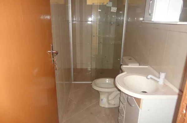 Casa em alvenaria contendo 02 quartos, 02 suítes, sala de visita, sala de jantar, cozinha, 01 wc social, garagem para 02 carros e lavanderia - Foto 6