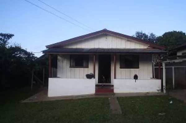 Uma casa em madeira, contendo 02 quartos, sala, cozinha, wc, entrada para carro. - Foto 1