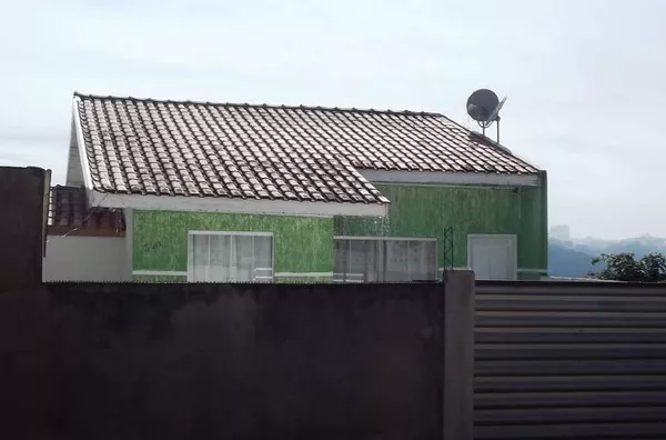 Casa residencial em alvenaria contendo 03 quartos, sala, cozinha, banheiro, lavanderia, garagem p/ 02 carros, câmaras de vídeo. - Foto 1
