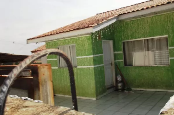 Casa residencial em alvenaria contendo 03 quartos, sala, cozinha, banheiro, lavanderia, garagem p/ 02 carros, câmaras de vídeo. - Foto 2