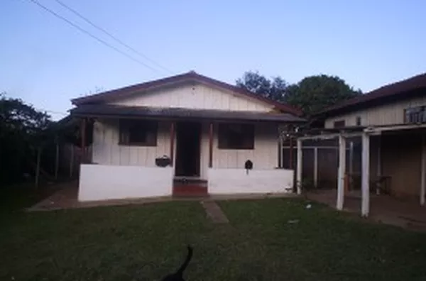 Uma casa em madeira, contendo 02 quartos, sala, cozinha, wc, entrada para carro. - Foto 2