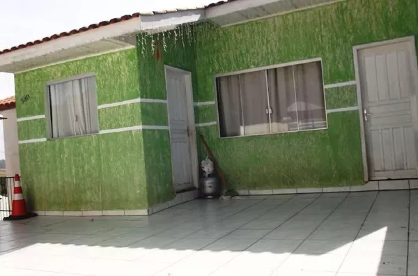Casa residencial em alvenaria contendo 03 quartos, sala, cozinha, banheiro, lavanderia, garagem p/ 02 carros, câmaras de vídeo. - Foto 3