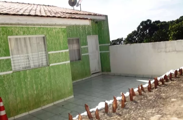 Casa residencial em alvenaria contendo 03 quartos, sala, cozinha, banheiro, lavanderia, garagem p/ 02 carros, câmaras de vídeo. - Foto 4