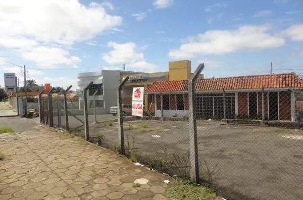 Pátio com +/- 25,00 m², com calçada,  cercado com alambrado