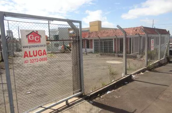 Pátio com +/- 25,00 m², com calçada,  cercado com alambrado