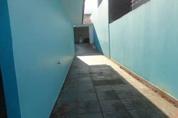 Casa residencial em alvenaria contendo 02 quartos(sendo 01 com moveis planejado), 1 suíte, sala, cozinha com móveis planejados, wc social, edícula com 01 quarto, 01 wc e lavanderia, garagem - Foto 2