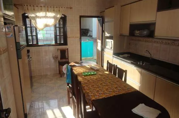 Casa residencial em alvenaria contendo 02 quartos(sendo 01 com moveis planejado), 1 suíte, sala, cozinha com móveis planejados, wc social, edícula com 01 quarto, 01 wc e lavanderia, garagem - Foto 6