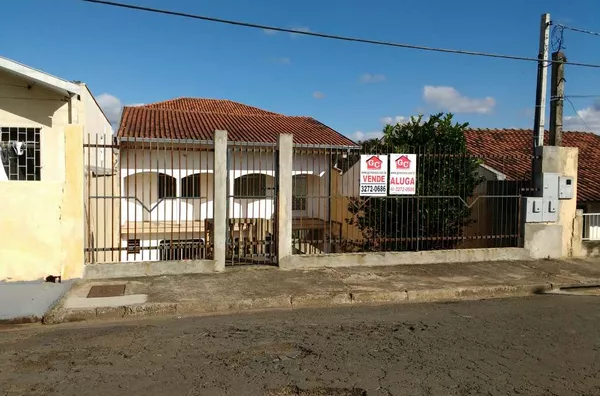 #vvr   Casa em alvenaria contendo 06 quartos, 03 suítes, 02 salas, copa, 02 cozinhas, 03 wc's, 02 lavanderias; cobertura com 02 quartos, sala cozinha e wc; porão com 01 quarto, cozinha e wc. OBS.: Aceita permuta por imóvel na região metropolitana de Curit - Foto 1