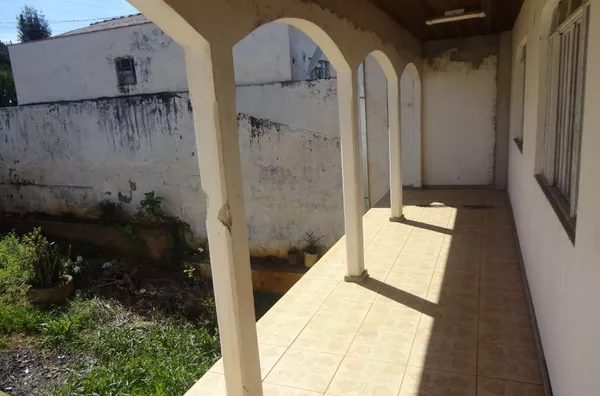 #vvr   Casa em alvenaria contendo 06 quartos, 03 suítes, 02 salas, copa, 02 cozinhas, 03 wc's, 02 lavanderias; cobertura com 02 quartos, sala cozinha e wc; porão com 01 quarto, cozinha e wc. OBS.: Aceita permuta por imóvel na região metropolitana de Curit - Foto 3