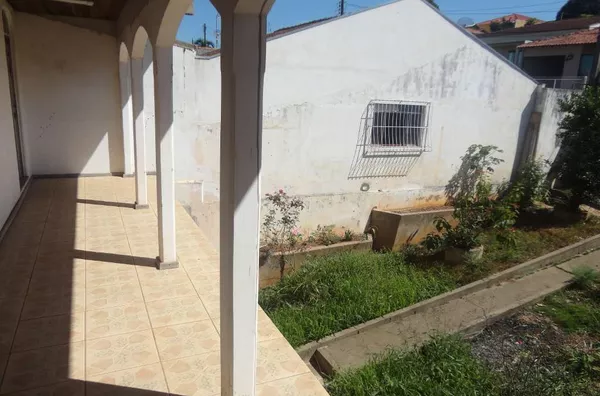#vvr   Casa em alvenaria contendo 06 quartos, 03 suítes, 02 salas, copa, 02 cozinhas, 03 wc's, 02 lavanderias; cobertura com 02 quartos, sala cozinha e wc; porão com 01 quarto, cozinha e wc. OBS.: Aceita permuta por imóvel na região metropolitana de Curit - Foto 4