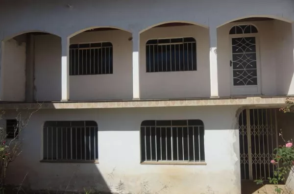 #vvr   Casa em alvenaria contendo 06 quartos, 03 suítes, 02 salas, copa, 02 cozinhas, 03 wc's, 02 lavanderias; cobertura com 02 quartos, sala cozinha e wc; porão com 01 quarto, cozinha e wc. OBS.: Aceita permuta por imóvel na região metropolitana de Curit - Foto 5