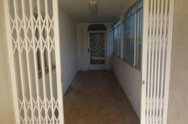 #vvr   Casa em alvenaria contendo 06 quartos, 03 suítes, 02 salas, copa, 02 cozinhas, 03 wc's, 02 lavanderias; cobertura com 02 quartos, sala cozinha e wc; porão com 01 quarto, cozinha e wc. OBS.: Aceita permuta por imóvel na região metropolitana de Curit - Foto 6