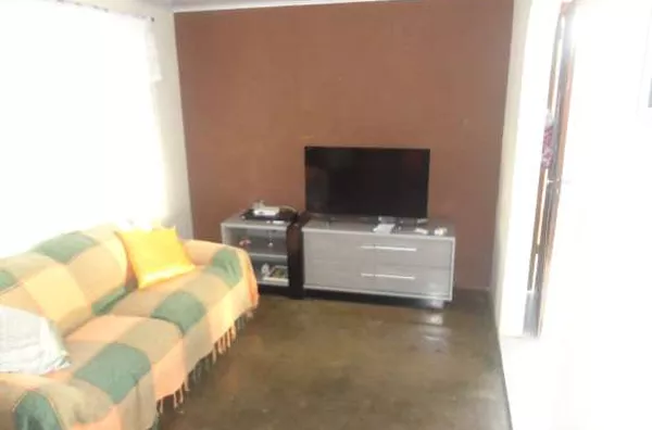Casa em alvenaria 3 quartos, sala,cozinha, wc, aérea na frente, lavanderia,espaço para 2 carros. - Foto 3