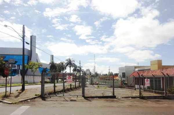 Pátio com +/- 25,00 m², com calçada,  cercado com alambrado