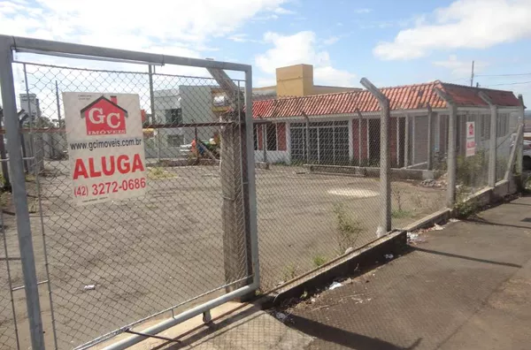 Pátio com +/- 25,00 m², com calçada,  cercado com alambrado