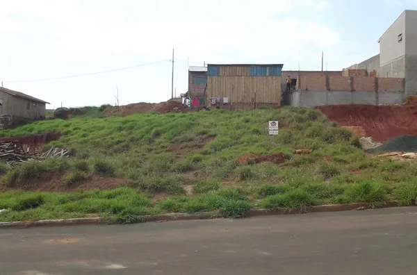 Terreno sem benfeitoria, medindo 10,00 m x 25,00 m,totalizando 250,00 m²