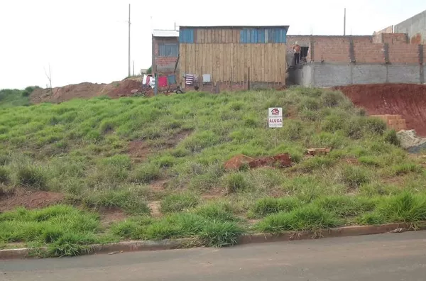 Terreno sem benfeitoria, medindo 10,00 m x 25,00 m,totalizando 250,00 m²
