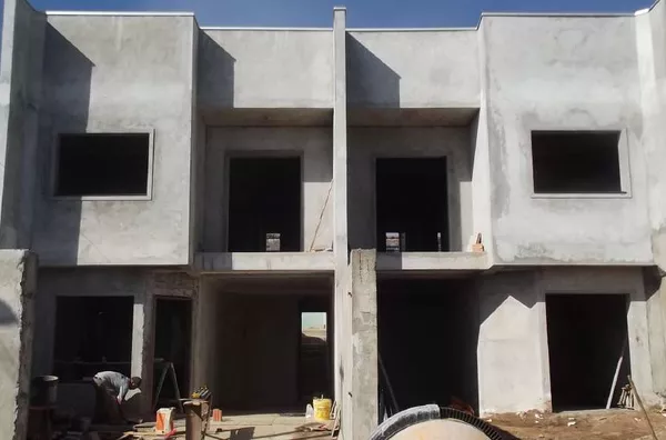 Sobrado residencial, com 120 m² contendo 02 quartos, 1 suíte, banheiro social, lavabo, sala, cozinha, área de serviço, 02 sacada e garagem, com portão eletrônico. - Foto 1