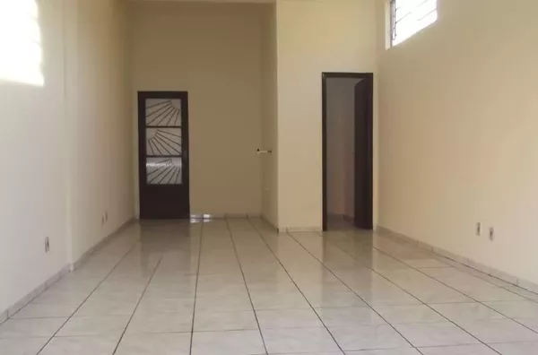 Sala comercial com +/- 42,00 m², contendo 01 banheiro. - Foto 3