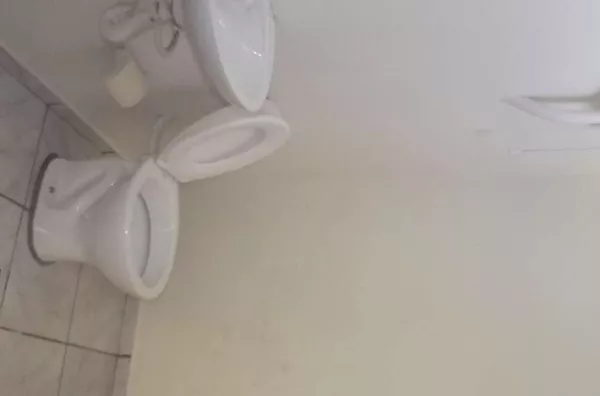 Sala comercial com +/- 42,00 m², contendo 01 banheiro. - Foto 4