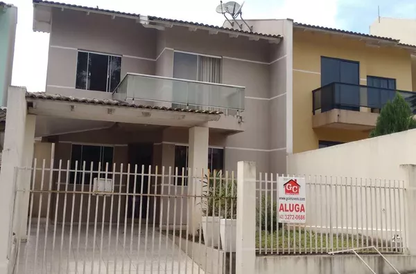Sobrado contendo 3 quartos, sala e cozinha conjugada,lavabo e banheiro e edícula com lavanderia, banheiro e churrasqueira e garagem. - Foto 1