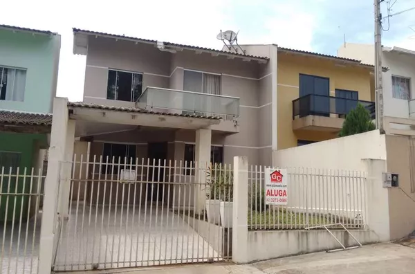 Sobrado contendo 3 quartos, sala e cozinha conjugada,lavabo e banheiro e edícula com lavanderia, banheiro e churrasqueira e garagem. - Foto 2