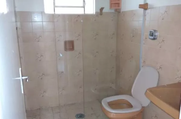 Casa em alvenaria contendo 02 quartos, sala, copa, cozinha, 02 wc's, despensa e garagem. - Foto 5