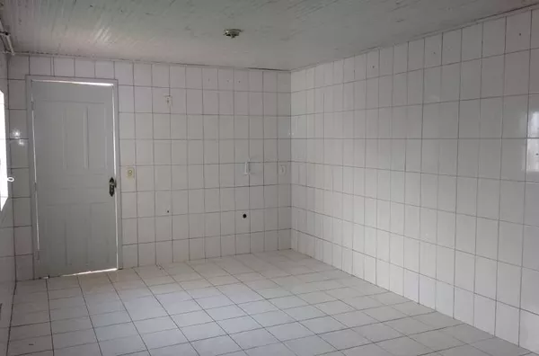 Casa em alvenaria contendo 03 quartos, sala, cozinha, banheiro, área de serviço e garagem. - Foto 4