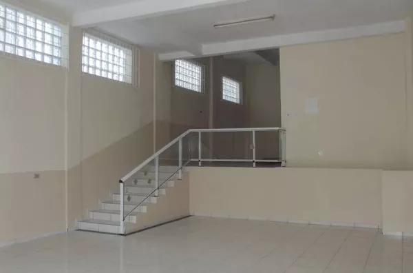 Sala comercial com 02 pisos, em alvenaria medindo 108 m², contendo 01 banheiro interno. - Foto 3