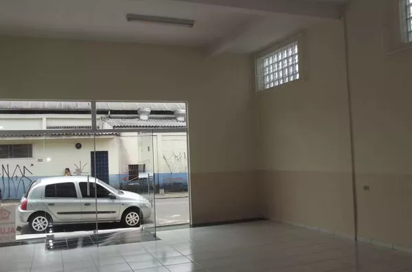 Sala comercial com 02 pisos, em alvenaria medindo 108 m², contendo 01 banheiro interno. - Foto 4