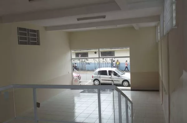 Sala comercial com 02 pisos, em alvenaria medindo 108 m², contendo 01 banheiro interno. - Foto 5