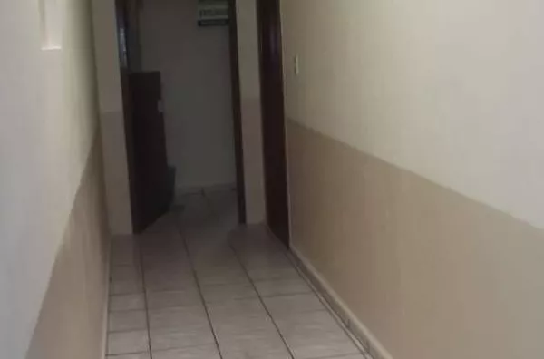 Sala comercial em alvenaria medindo 26,00 m², contendo 01 banheiro interno. - Foto 2