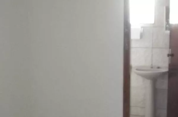 Sala comercial em alvenaria medindo 26,00 m², contendo 01 banheiro interno. - Foto 5