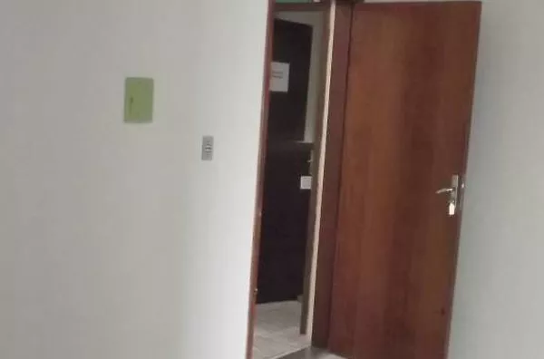 Sala comercial em alvenaria medindo 26,00 m², contendo 01 banheiro interno. - Foto 6