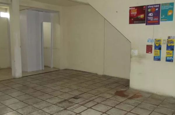 Sala comercial contendo 52 m², banheiro e 1 porta de aço. - Foto 2