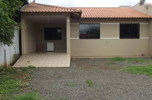 Casa em alvenaria contendo 03 quartos, sala, cozinha, wc, área de serviço, área de churrasqueira e garagem. - Foto 2