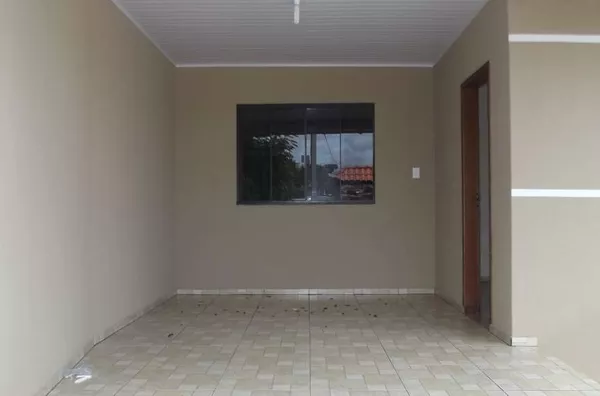 Casa em alvenaria contendo 03 quartos, sala, cozinha, wc, área de serviço, área de churrasqueira e garagem. - Foto 3