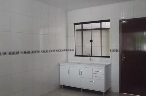 Casa em alvenaria contendo 03 quartos, sala, cozinha, wc, área de serviço, área de churrasqueira e garagem. - Foto 5