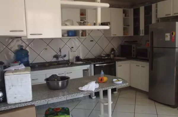 PROXIMO AO APOSTE    Casa de alvenaria contendo 2 quartos, 1 suíte com hidromassagem, cozinha planejada, sala, banheiro,  garagem 6 carros, área da churrasqueira. - Foto 4