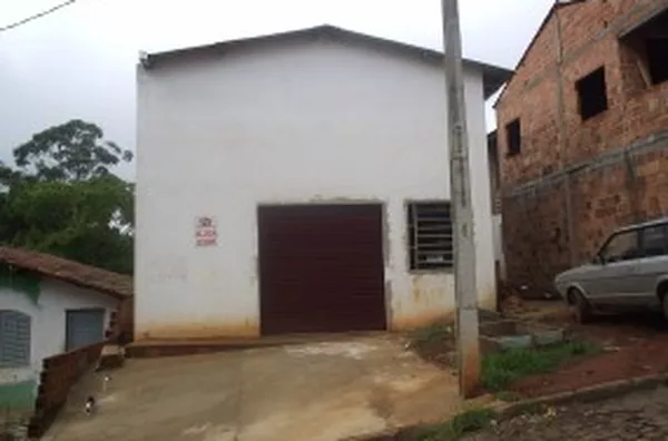 Barracão comercial medindo 70 m², mais 01 banheiro interno, escritório e sala e 2 salas superiores, totalizando 101 m².Padrão 220 e 110 W