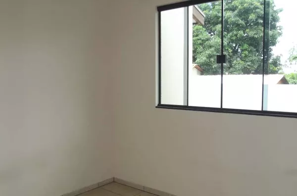 Casa em alvenaria contendo 03 quartos, sala, cozinha, wc, área de serviço, área de churrasqueira e garagem. - Foto 4
